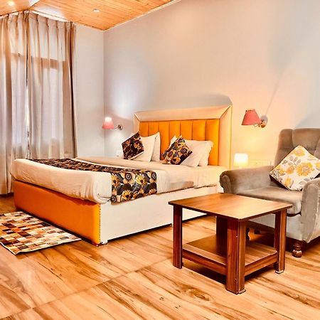 Hadimba Hill View By Hadimba Palace, Manali - Premium Room ! Family Hotel ! Parking ! Near Hadimba Temple エクステリア 写真
