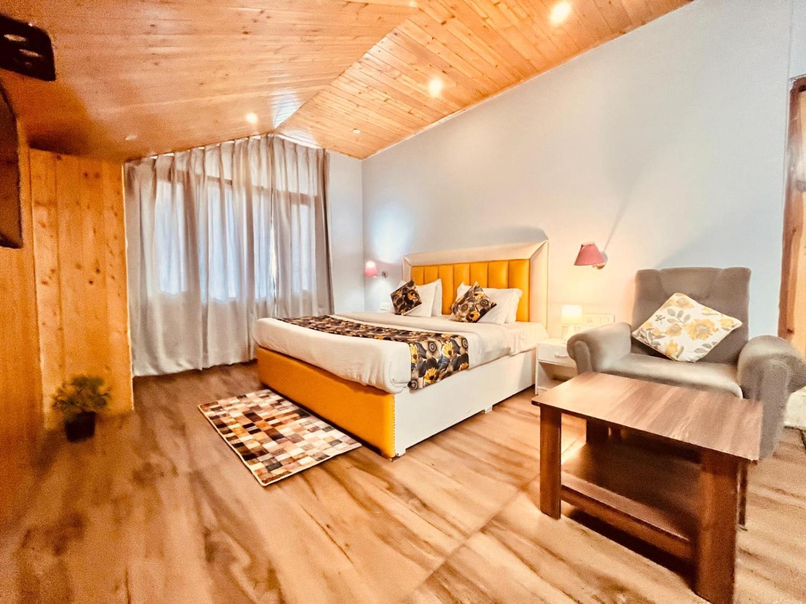 Hadimba Hill View By Hadimba Palace, Manali - Premium Room ! Family Hotel ! Parking ! Near Hadimba Temple エクステリア 写真