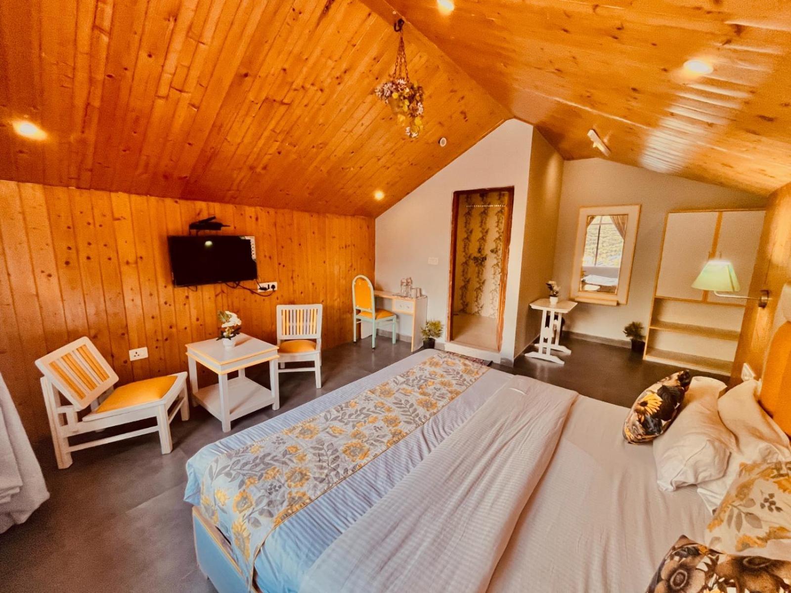 Hadimba Hill View By Hadimba Palace, Manali - Premium Room ! Family Hotel ! Parking ! Near Hadimba Temple エクステリア 写真