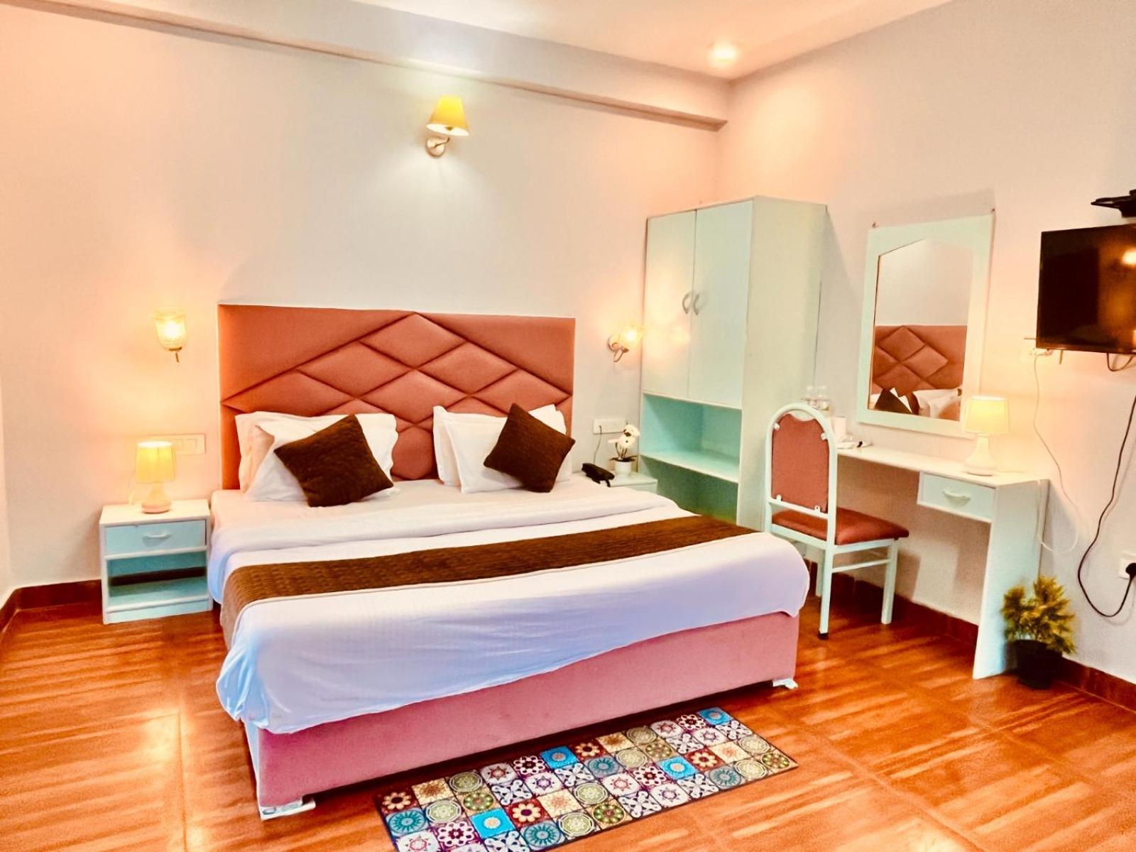 Hadimba Hill View By Hadimba Palace, Manali - Premium Room ! Family Hotel ! Parking ! Near Hadimba Temple エクステリア 写真