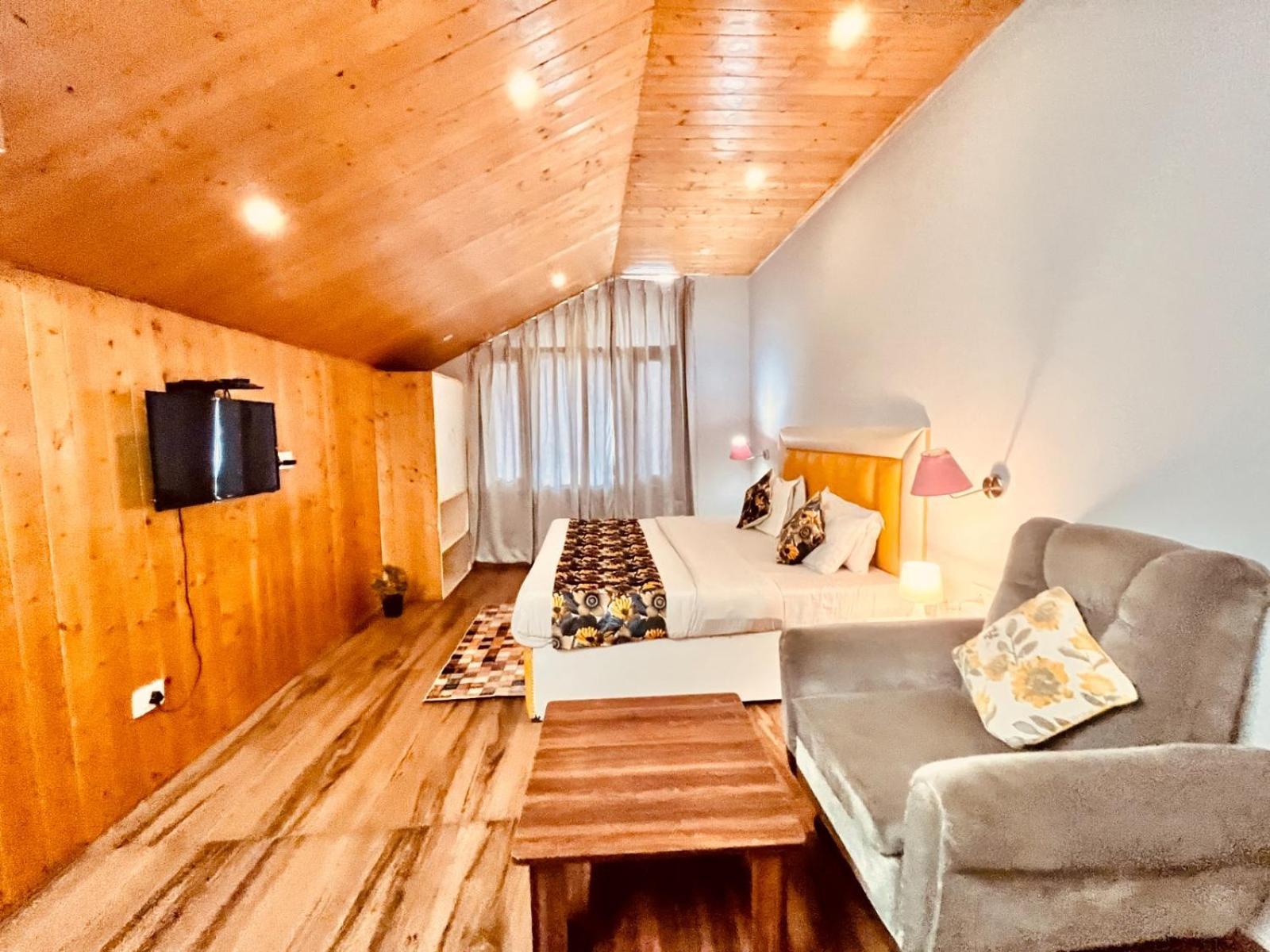 Hadimba Hill View By Hadimba Palace, Manali - Premium Room ! Family Hotel ! Parking ! Near Hadimba Temple エクステリア 写真