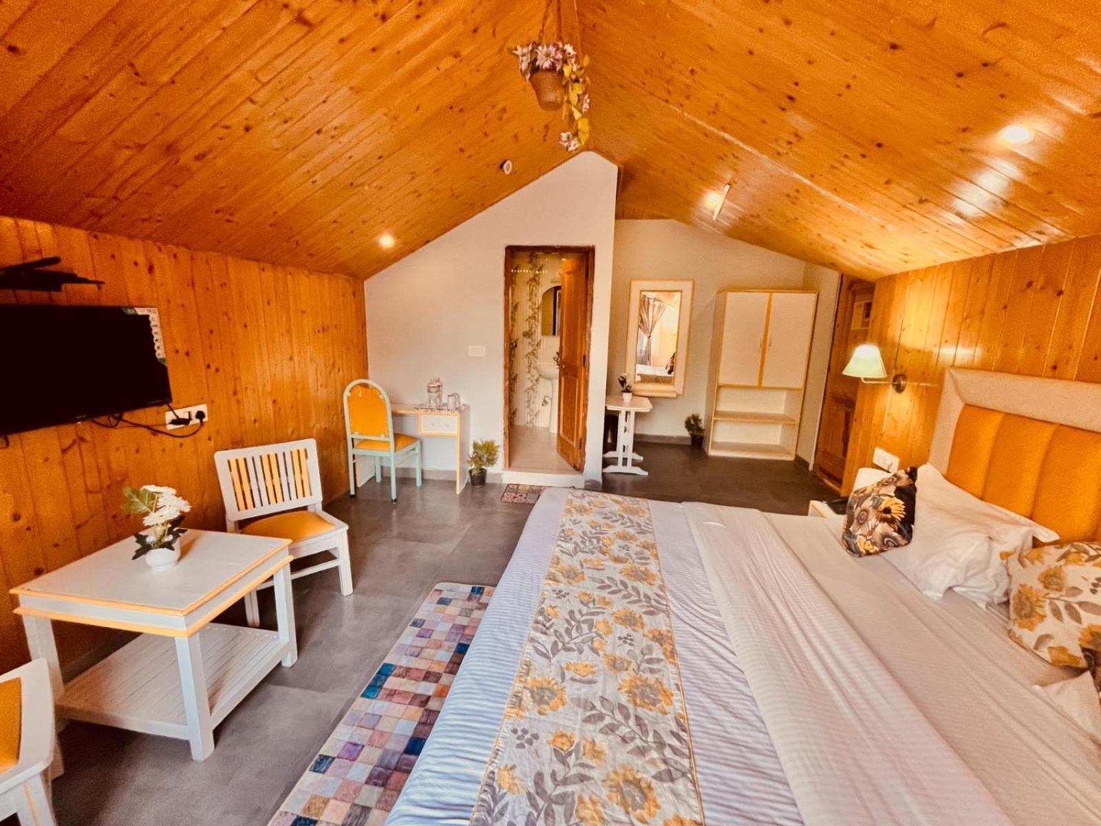 Hadimba Hill View By Hadimba Palace, Manali - Premium Room ! Family Hotel ! Parking ! Near Hadimba Temple エクステリア 写真