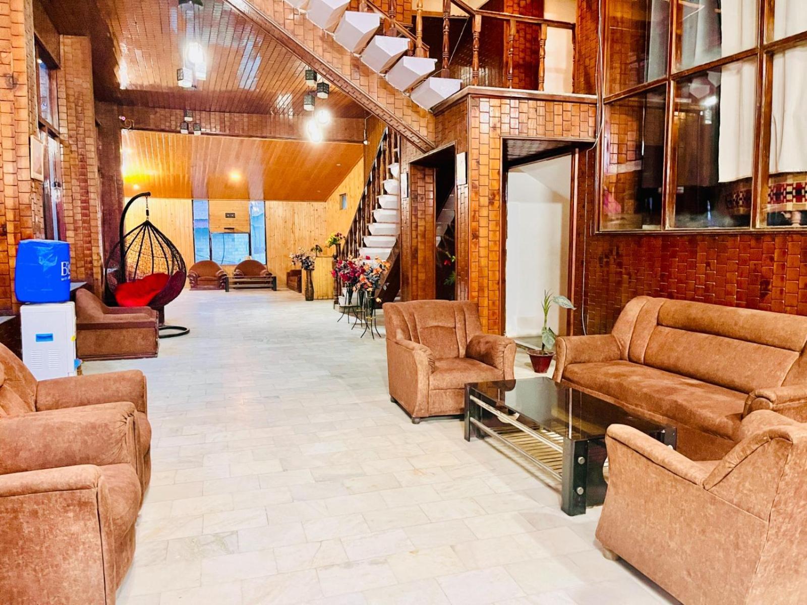 Hadimba Hill View By Hadimba Palace, Manali - Premium Room ! Family Hotel ! Parking ! Near Hadimba Temple エクステリア 写真