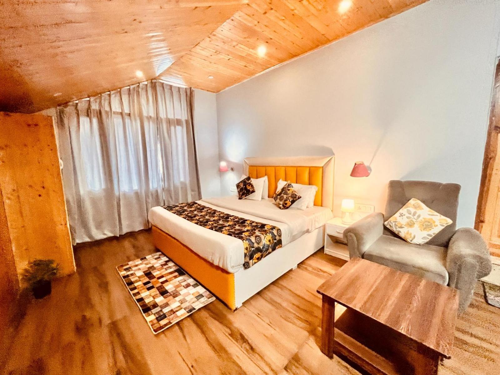 Hadimba Hill View By Hadimba Palace, Manali - Premium Room ! Family Hotel ! Parking ! Near Hadimba Temple エクステリア 写真