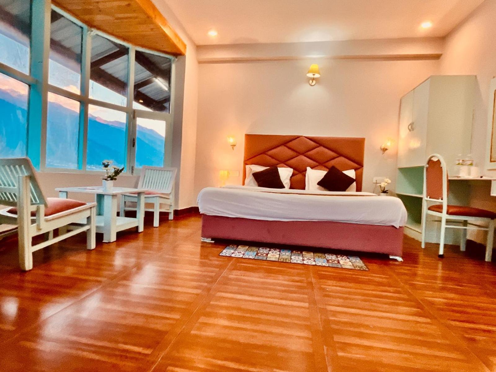 Hadimba Hill View By Hadimba Palace, Manali - Premium Room ! Family Hotel ! Parking ! Near Hadimba Temple エクステリア 写真