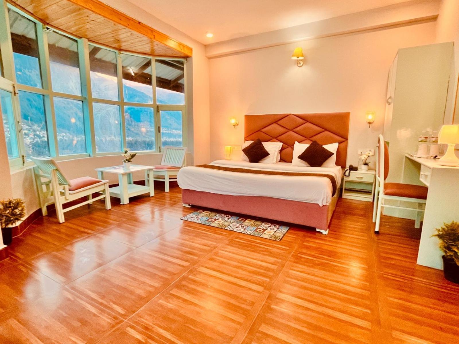 Hadimba Hill View By Hadimba Palace, Manali - Premium Room ! Family Hotel ! Parking ! Near Hadimba Temple エクステリア 写真
