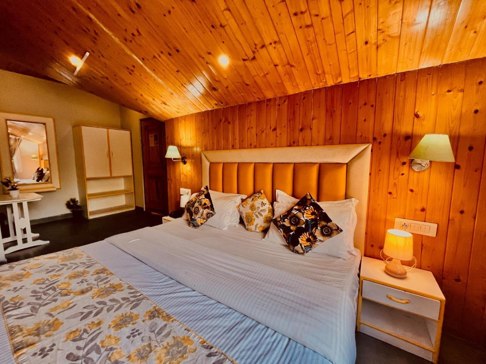 Hadimba Hill View By Hadimba Palace, Manali - Premium Room ! Family Hotel ! Parking ! Near Hadimba Temple エクステリア 写真