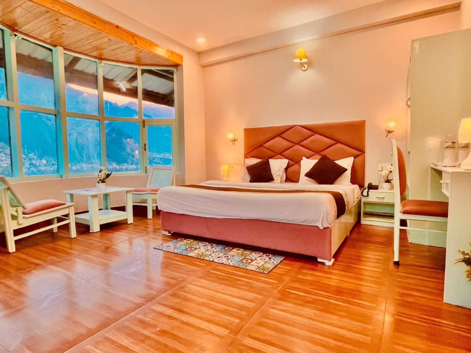 Hadimba Hill View By Hadimba Palace, Manali - Premium Room ! Family Hotel ! Parking ! Near Hadimba Temple エクステリア 写真